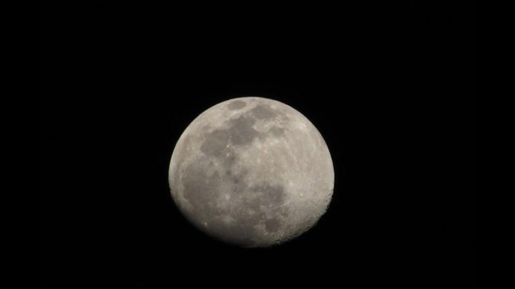 Is the moon lonely&nbsp;?